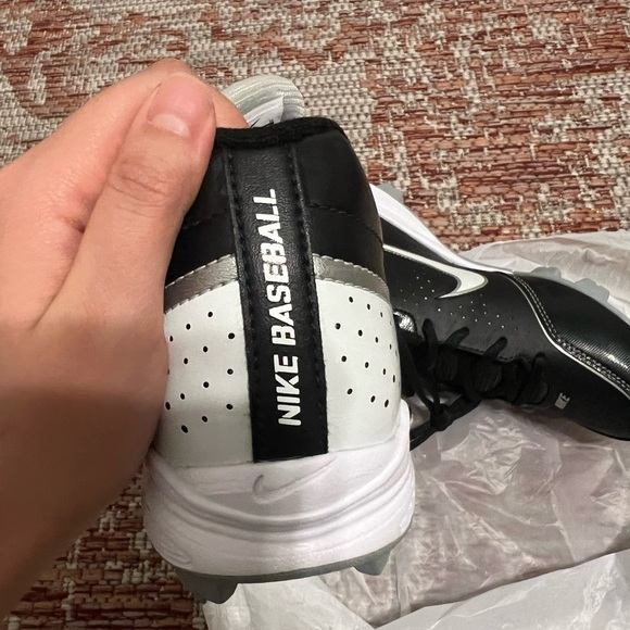 Free with purchase Nike baseball/softball cleats - Picture 3 of 5